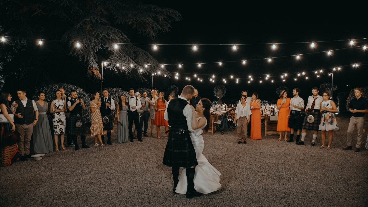 Kathryn & Ross first dance, surrounded by their friends and parents at the backyard of Tenuta Maria Teresa